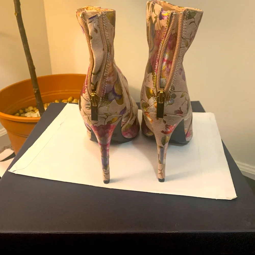 Rouge size 8.5 blush booties featuring floral patterns. - Picture 2 of 7